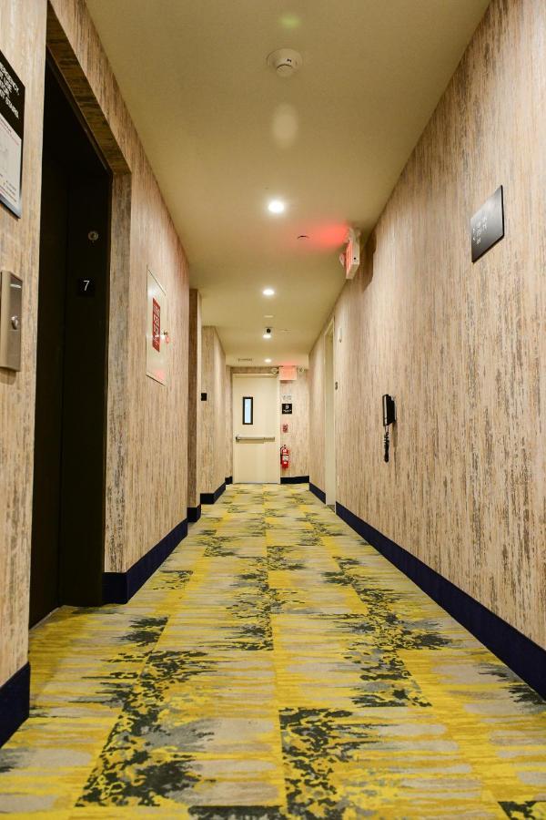 Готель Super 8 By Wyndham Bronx Near Botanical Garden Нью-Йорк Екстер'єр фото